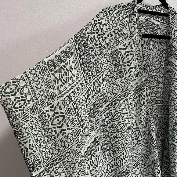 Black & White Geometric Fringe Wrap Scarf - Picture 2 of 10